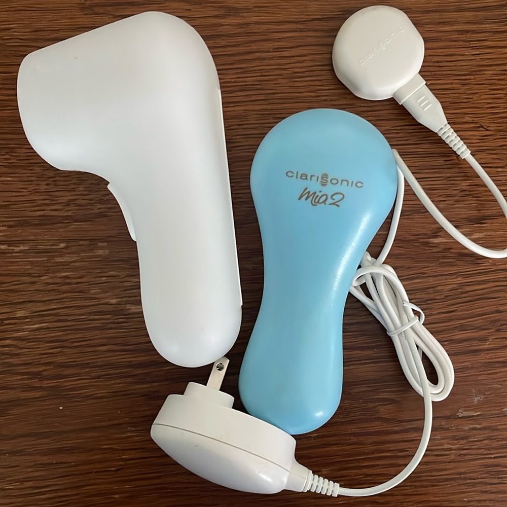 Clarisonic MIA 2 facial cleanser tool with charger and case